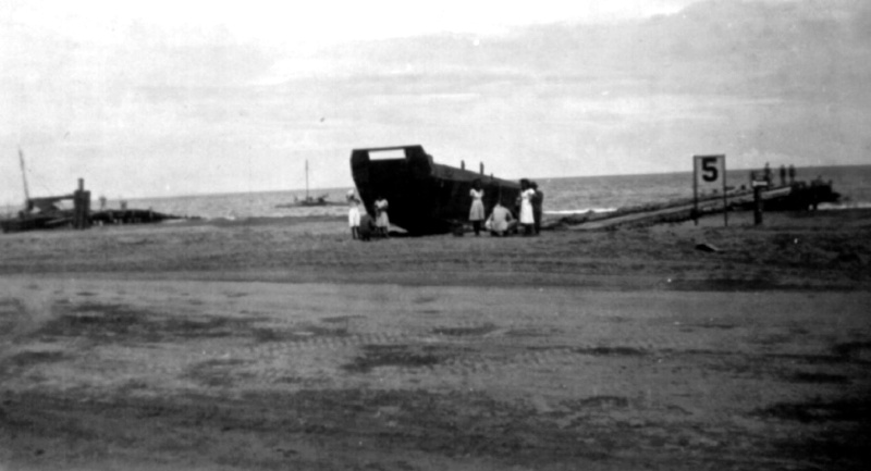 1945-WWII-LSD-flat-boat.jpg